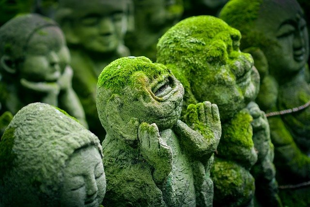 The Pros and Cons of Resin, Metal, Or Concrete Gardens Statues