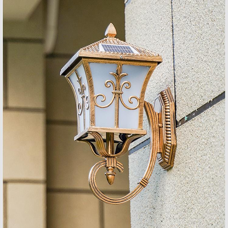 Exquisite Coach Retro Style Aluminium Brushed Brass Colour LED Wall Mount Solar Lights